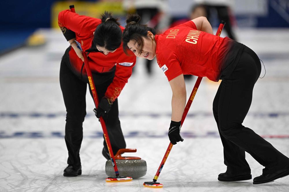 53岁齐达内夜游上海，与大妈踢毽子几分钟融入氛围，展现顶级球商